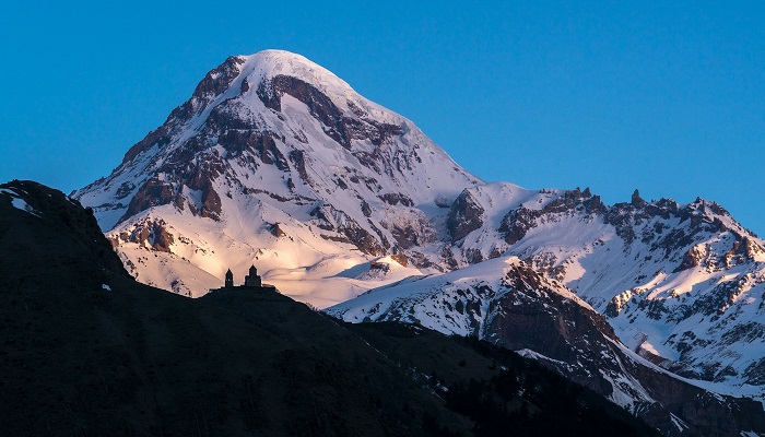 کوهستان کازبگی از جاهای دیدنی گرجستان در زمستان