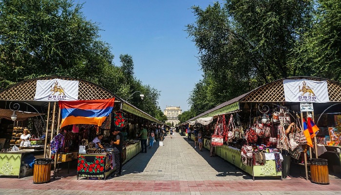 بازار ورنیساژ از جاهای دیدنی ارمنستان